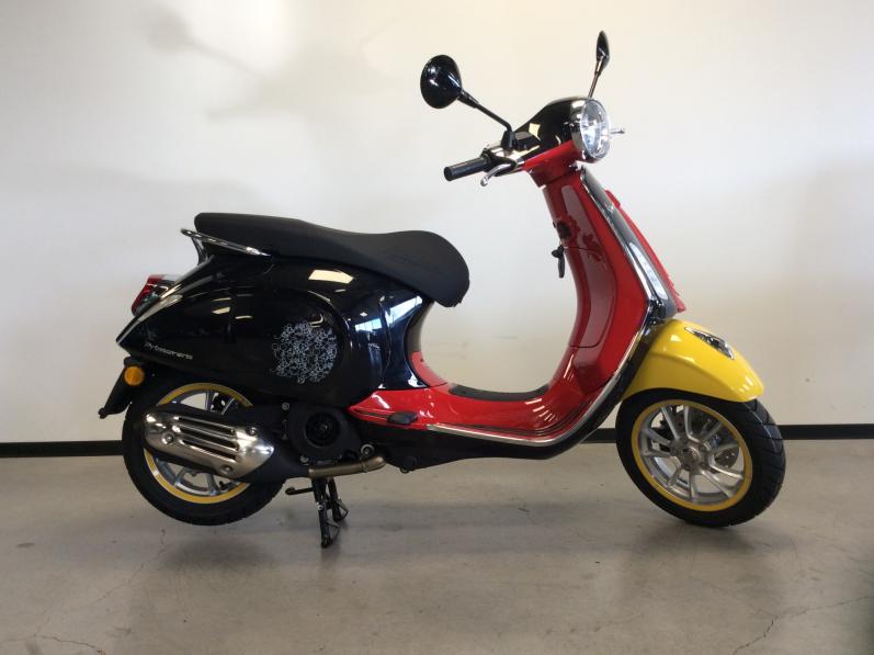 VESPA 125 PRIMAVERA EDITION DISNEY MICKEY MOUSSE - DESTOCKAGE